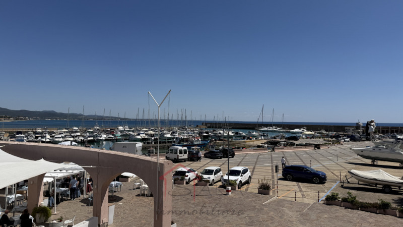 Scopri questa incantevole casa singola in vendita nella splendida zona di Santa Severa, nel comun...