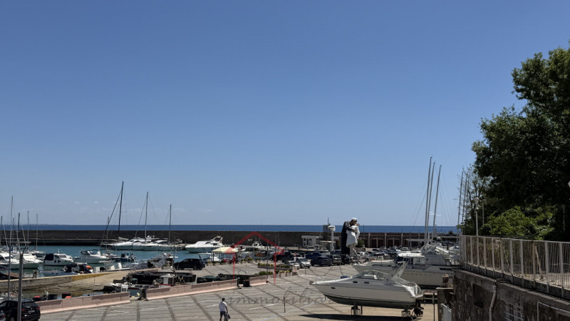 Scopri questa incantevole casa singola in vendita nella splendida zona di Santa Severa, nel comun...