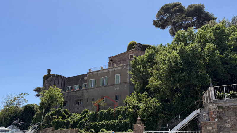Scopri questa incantevole casa singola in vendita nella splendida zona di Santa Severa, nel comun...