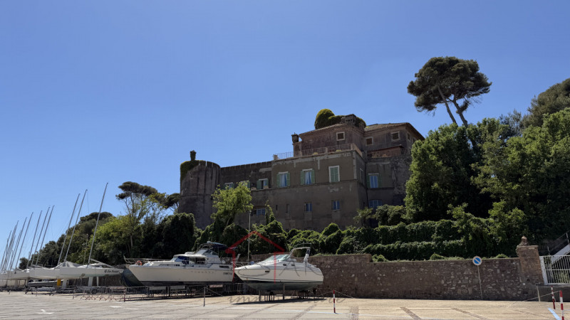 Scopri questa incantevole casa singola in vendita nella splendida zona di Santa Severa, nel comun...