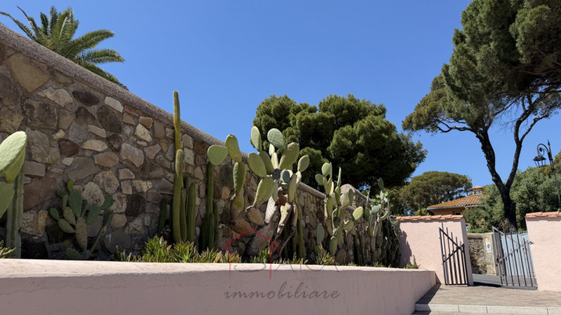 Scopri questa incantevole casa singola in vendita nella splendida zona di Santa Severa, nel comun...