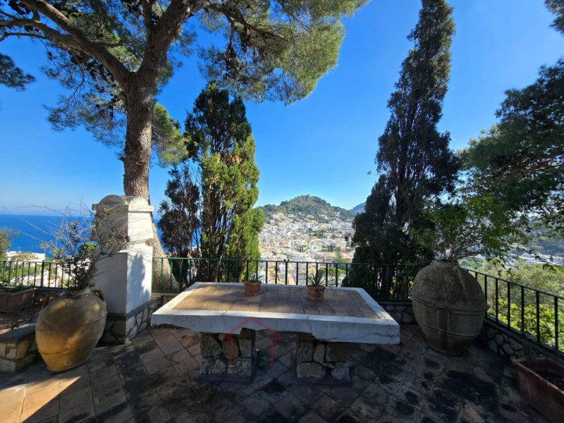 Scopri un'esclusiva opportunità immobiliare nel cuore dell'isola di Capri: una splendida casa sin...