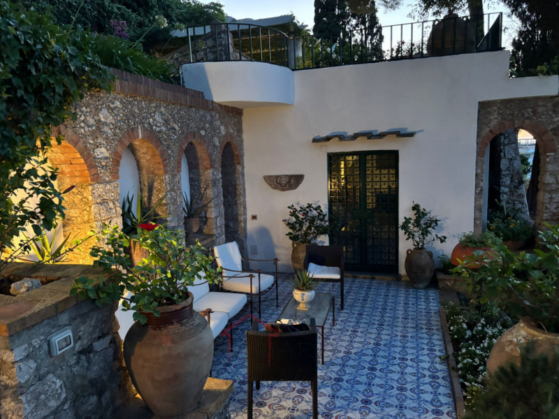 Scopri un'esclusiva opportunità immobiliare nel cuore dell'isola di Capri: una splendida casa sin...