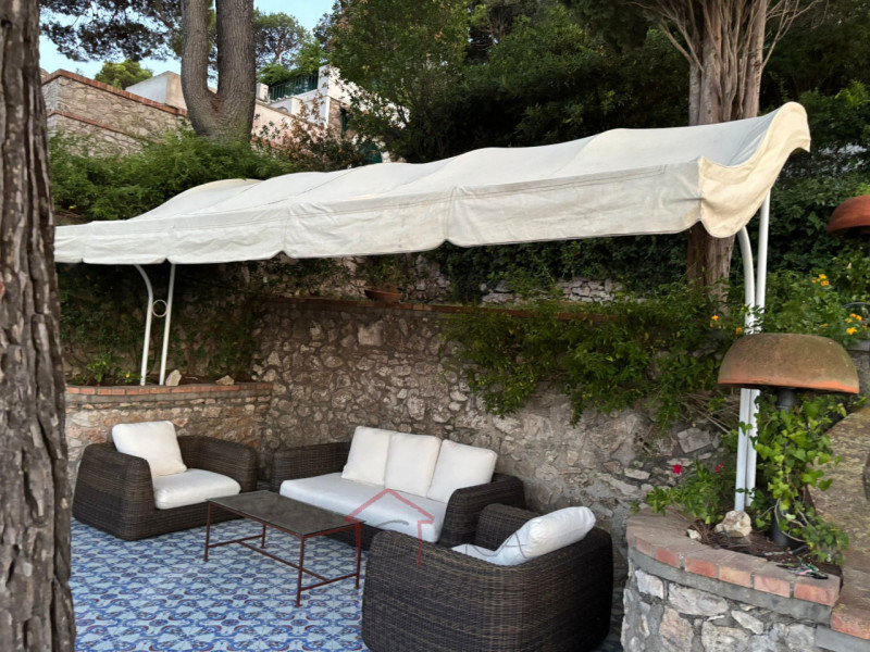 Scopri un'esclusiva opportunità immobiliare nel cuore dell'isola di Capri: una splendida casa sin...