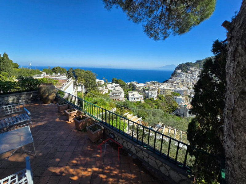 Scopri un'esclusiva opportunità immobiliare nel cuore dell'isola di Capri: una splendida casa sin...