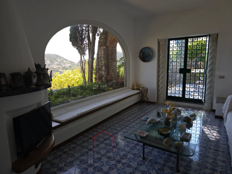 Scopri un'esclusiva opportunità immobiliare nel cuore dell'isola di Capri: una splendida casa sin...