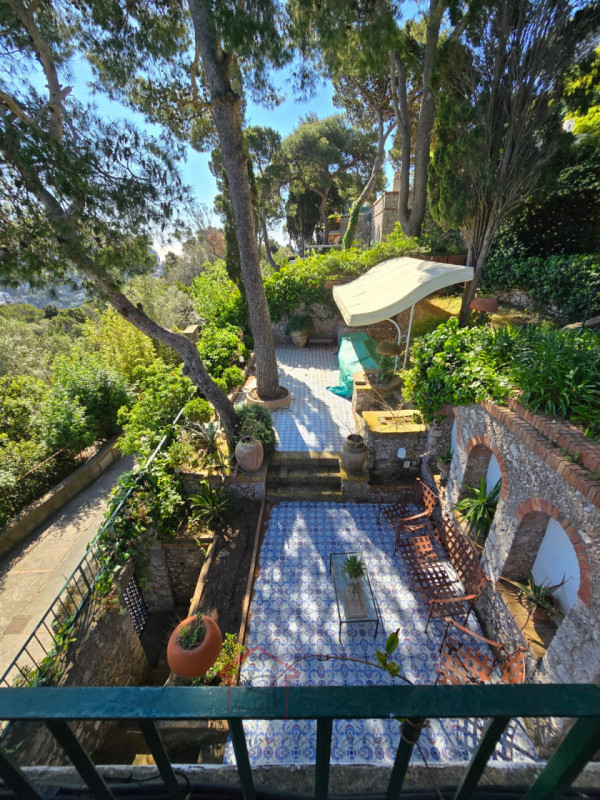 Scopri un'esclusiva opportunità immobiliare nel cuore dell'isola di Capri: una splendida casa sin...