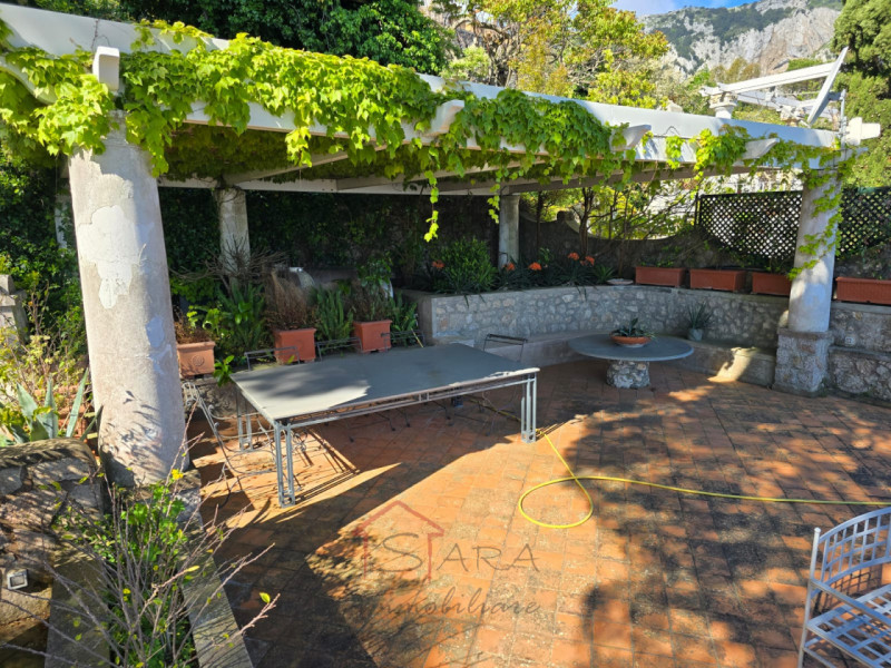 Scopri un'esclusiva opportunità immobiliare nel cuore dell'isola di Capri: una splendida casa sin...