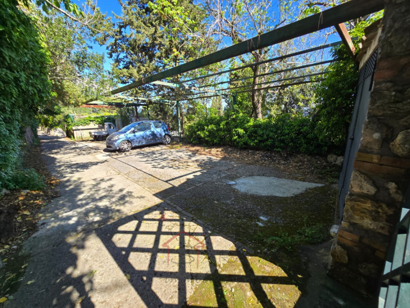 Scopri un'esclusiva opportunità immobiliare nel cuore dell'isola di Capri: una splendida casa sin...