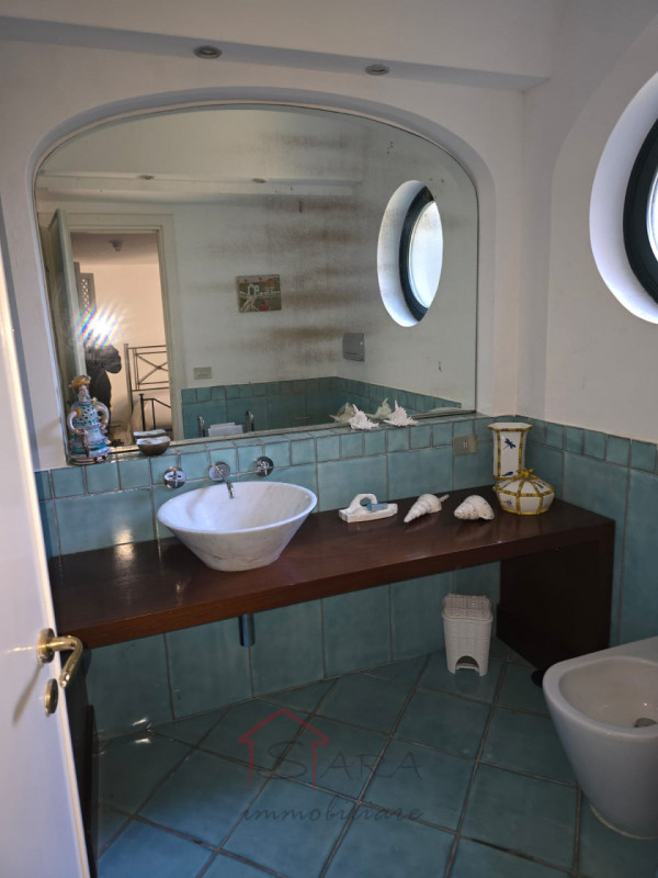 Scopri un'esclusiva opportunità immobiliare nel cuore dell'isola di Capri: una splendida casa sin...