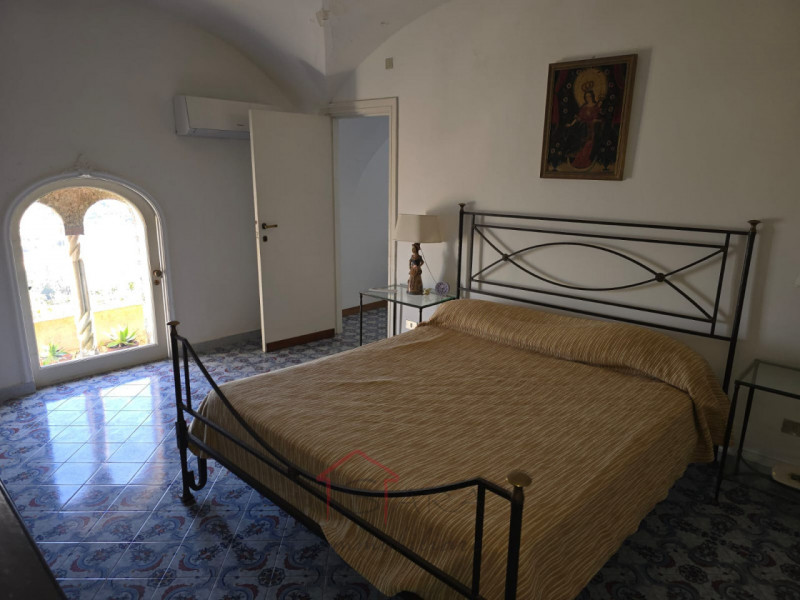 Scopri un'esclusiva opportunità immobiliare nel cuore dell'isola di Capri: una splendida casa sin...
