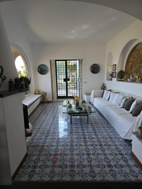 Scopri un'esclusiva opportunità immobiliare nel cuore dell'isola di Capri: una splendida casa sin...