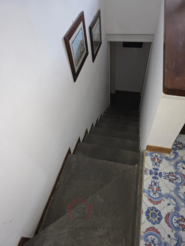 Scopri un'esclusiva opportunità immobiliare nel cuore dell'isola di Capri: una splendida casa sin...