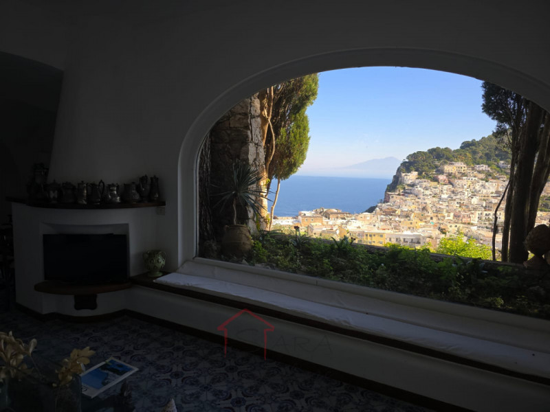 Scopri un'esclusiva opportunità immobiliare nel cuore dell'isola di Capri: una splendida casa sin...