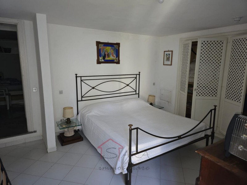 Scopri un'esclusiva opportunità immobiliare nel cuore dell'isola di Capri: una splendida casa sin...