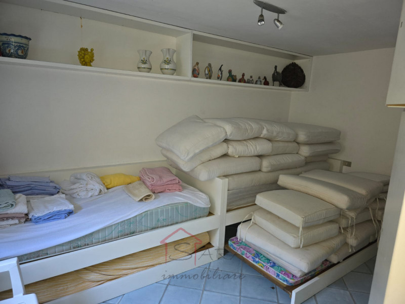 Scopri un'esclusiva opportunità immobiliare nel cuore dell'isola di Capri: una splendida casa sin...