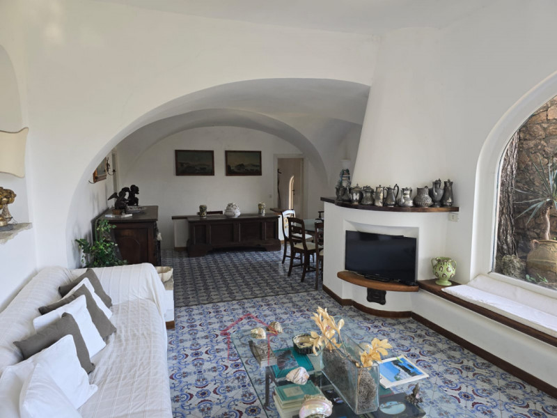 Scopri un'esclusiva opportunità immobiliare nel cuore dell'isola di Capri: una splendida casa sin...