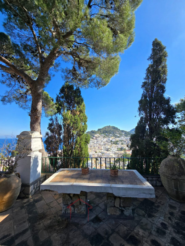 Scopri un'esclusiva opportunità immobiliare nel cuore dell'isola di Capri: una splendida casa sin...
