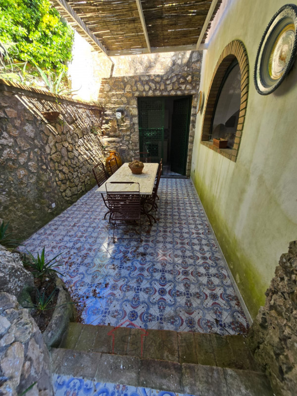 Scopri un'esclusiva opportunità immobiliare nel cuore dell'isola di Capri: una splendida casa sin...