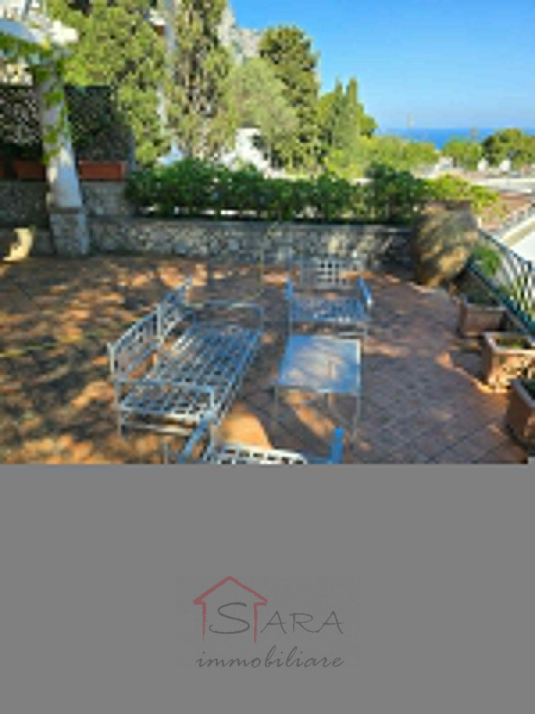 Scopri un'esclusiva opportunità immobiliare nel cuore dell'isola di Capri: una splendida casa sin...
