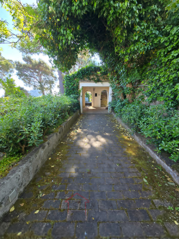Scopri un'esclusiva opportunità immobiliare nel cuore dell'isola di Capri: una splendida casa sin...