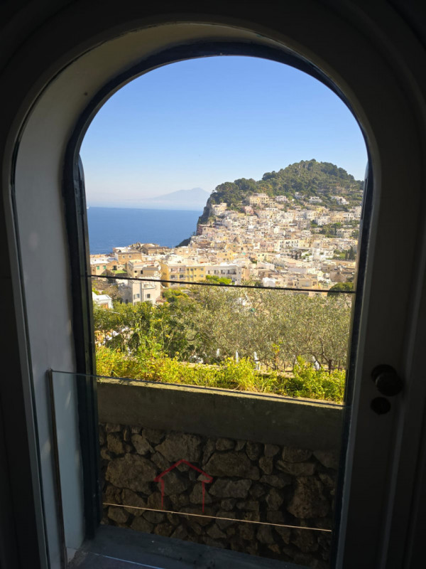 Scopri un'esclusiva opportunità immobiliare nel cuore dell'isola di Capri: una splendida casa sin...