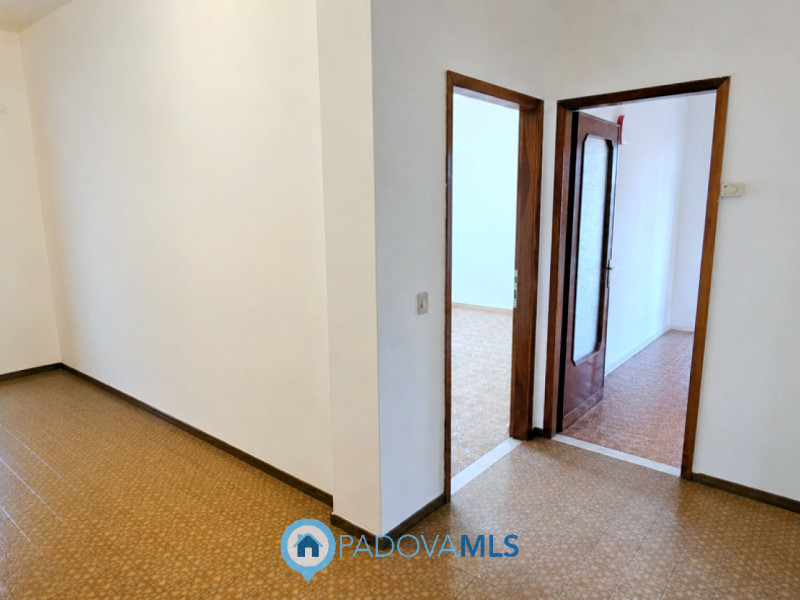 Immobile in esclusiva al Gruppo Padova MLS

NOVENTA PADOVANA Centro. Proponiamo un luminoso appar...