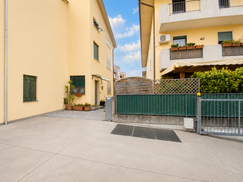 Scopri questa affascinante casa singola terratetto situata nel cuore di Villaverla, una località ...