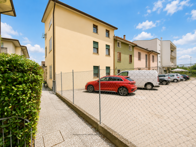 Scopri questa affascinante casa singola terratetto situata nel cuore di Villaverla, una località ...