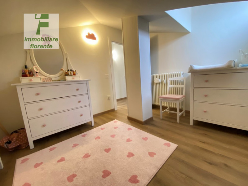 In bel quartiere residenziale, panoramico, luminoso, impeccabile appartamento all'ultimo piano in...