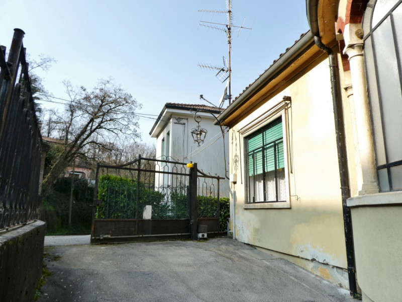 VILLINO SINGOLO DA RISTRUTTURARE IN POSIZIONE SEMICOLLINARE CON GIARDINO E VISTA PANORAMICA – Rif...
