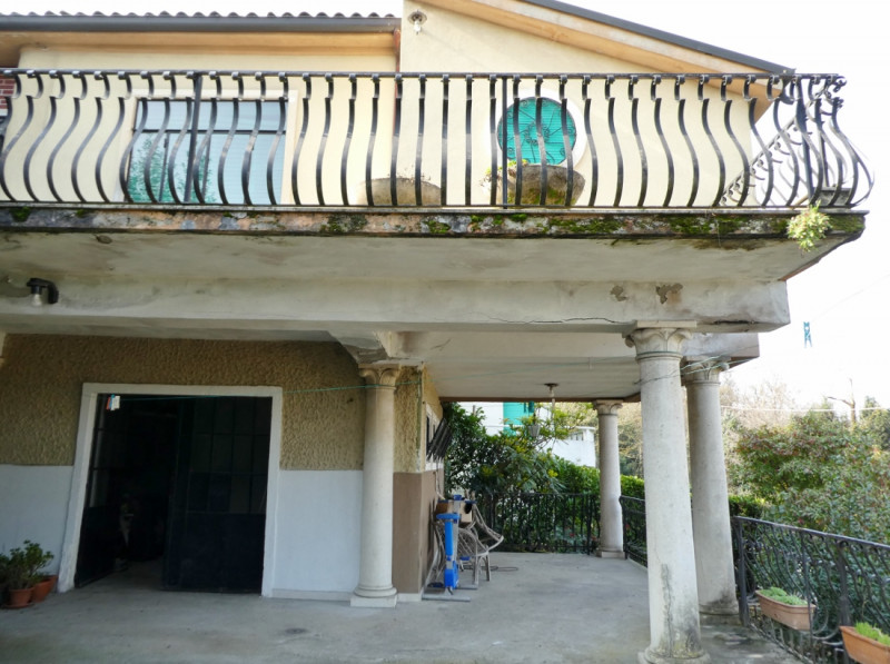 VILLINO SINGOLO DA RISTRUTTURARE IN POSIZIONE SEMICOLLINARE CON GIARDINO E VISTA PANORAMICA – Rif...