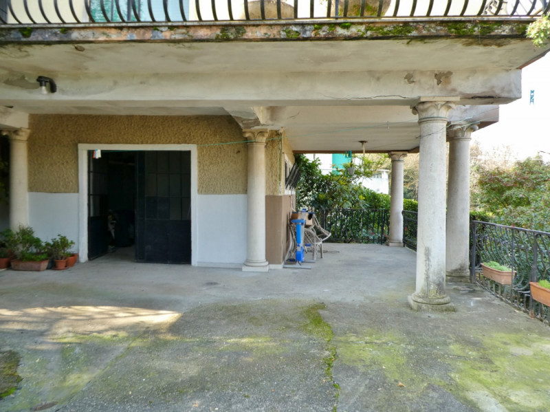 VILLINO SINGOLO DA RISTRUTTURARE IN POSIZIONE SEMICOLLINARE CON GIARDINO E VISTA PANORAMICA – Rif...
