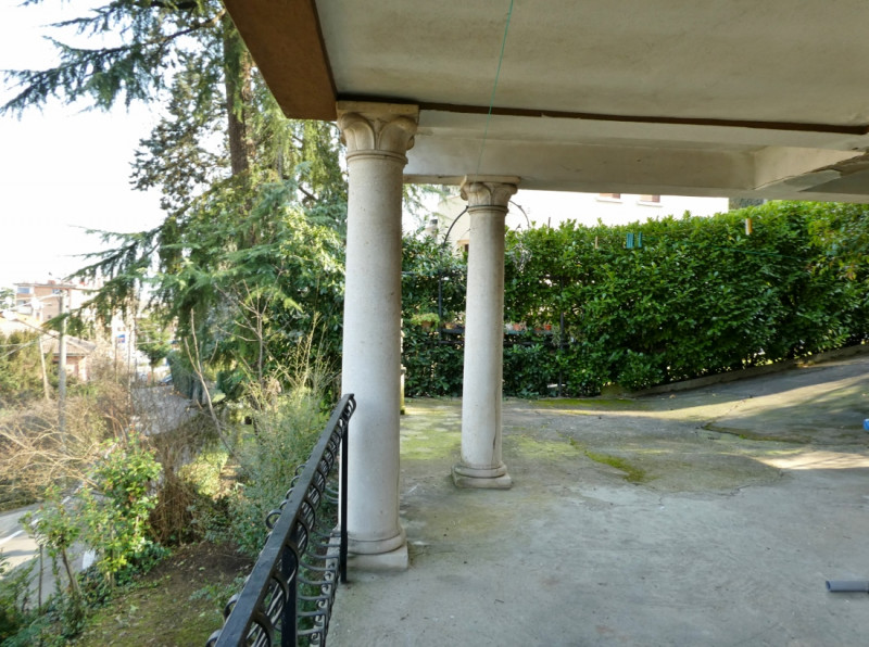 VILLINO SINGOLO DA RISTRUTTURARE IN POSIZIONE SEMICOLLINARE CON GIARDINO E VISTA PANORAMICA – Rif...