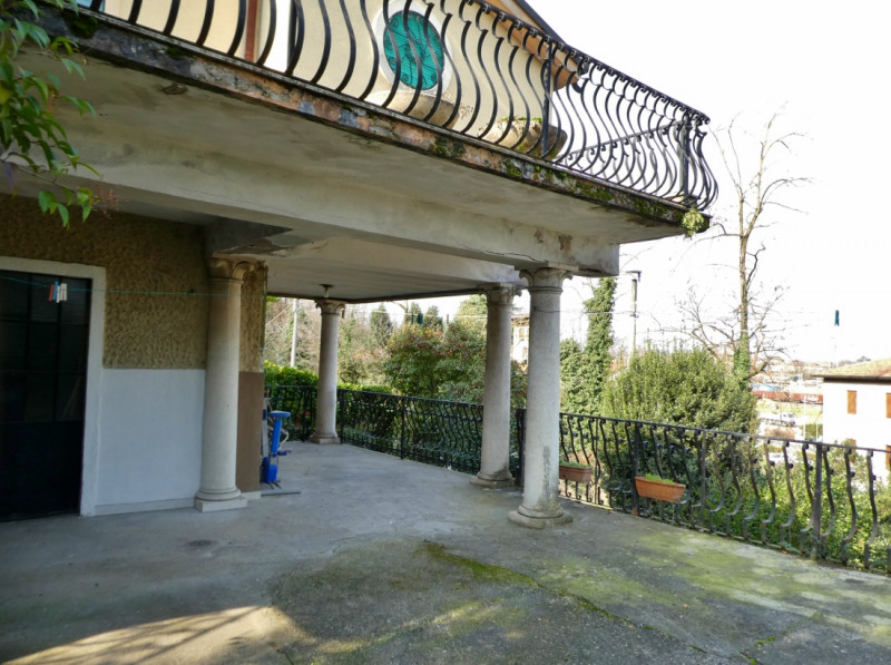 VILLINO SINGOLO DA RISTRUTTURARE IN POSIZIONE SEMICOLLINARE CON GIARDINO E VISTA PANORAMICA – Rif...