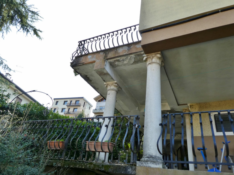 VILLINO SINGOLO DA RISTRUTTURARE IN POSIZIONE SEMICOLLINARE CON GIARDINO E VISTA PANORAMICA – Rif...