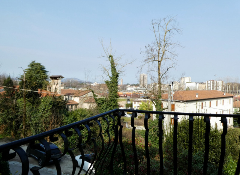 VILLINO SINGOLO DA RISTRUTTURARE IN POSIZIONE SEMICOLLINARE CON GIARDINO E VISTA PANORAMICA – Rif...