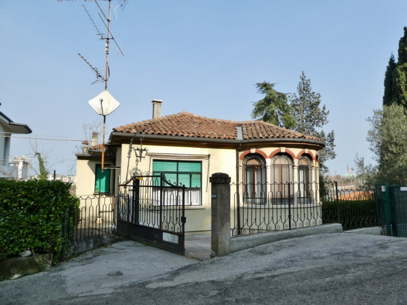 VILLINO SINGOLO DA RISTRUTTURARE IN POSIZIONE SEMICOLLINARE CON GIARDINO E VISTA PANORAMICA – Rif...