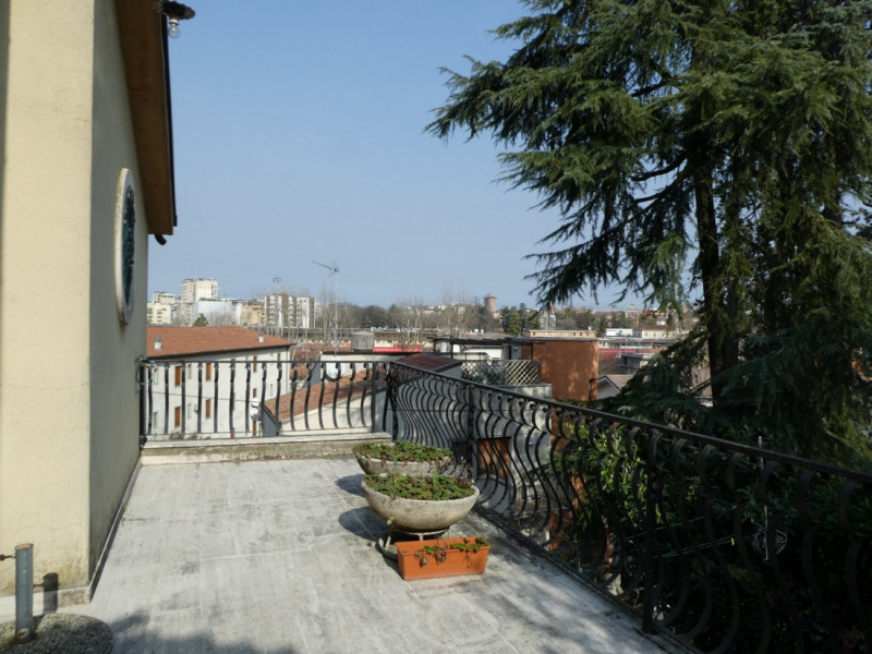 VILLINO SINGOLO DA RISTRUTTURARE IN POSIZIONE SEMICOLLINARE CON GIARDINO E VISTA PANORAMICA – Rif...