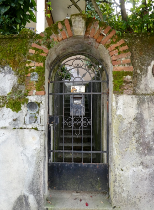 VILLINO SINGOLO DA RISTRUTTURARE IN POSIZIONE SEMICOLLINARE CON GIARDINO E VISTA PANORAMICA – Rif...