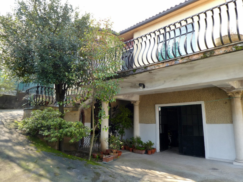 VILLINO SINGOLO DA RISTRUTTURARE IN POSIZIONE SEMICOLLINARE CON GIARDINO E VISTA PANORAMICA – Rif...