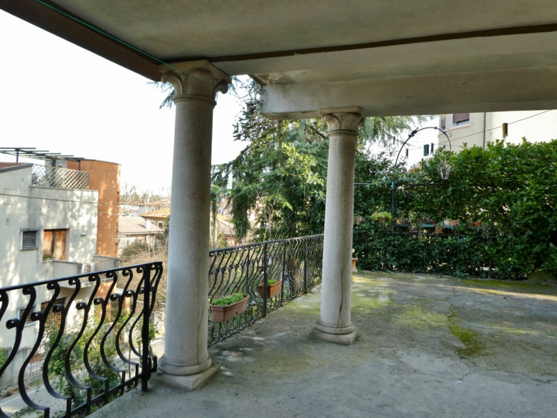 VILLINO SINGOLO DA RISTRUTTURARE IN POSIZIONE SEMICOLLINARE CON GIARDINO E VISTA PANORAMICA – Rif...