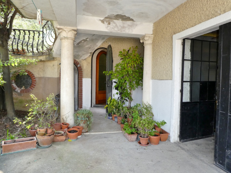 VILLINO SINGOLO DA RISTRUTTURARE IN POSIZIONE SEMICOLLINARE CON GIARDINO E VISTA PANORAMICA – Rif...