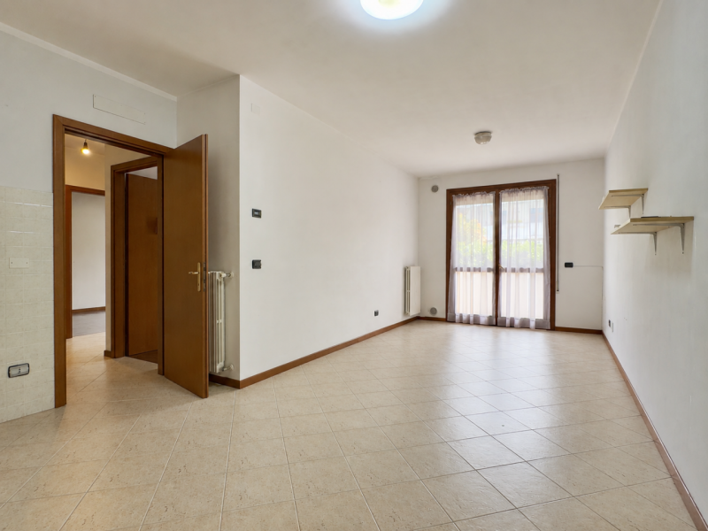 In tranquillo quartiere residenziale di Tencarola, proponiamo appartamento trilocale al piano ria...