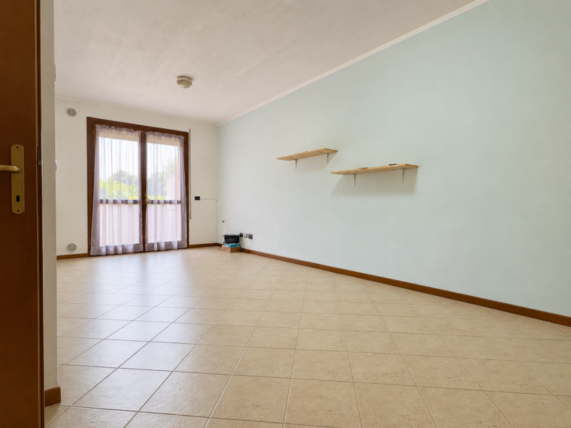 In tranquillo quartiere residenziale di Tencarola, proponiamo appartamento trilocale al piano ria...