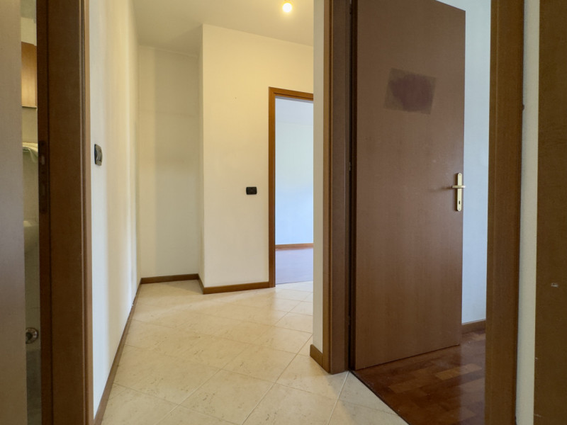 In tranquillo quartiere residenziale di Tencarola, proponiamo appartamento trilocale al piano ria...