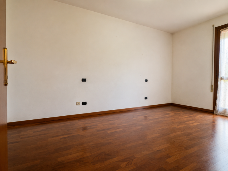 In tranquillo quartiere residenziale di Tencarola, proponiamo appartamento trilocale al piano ria...