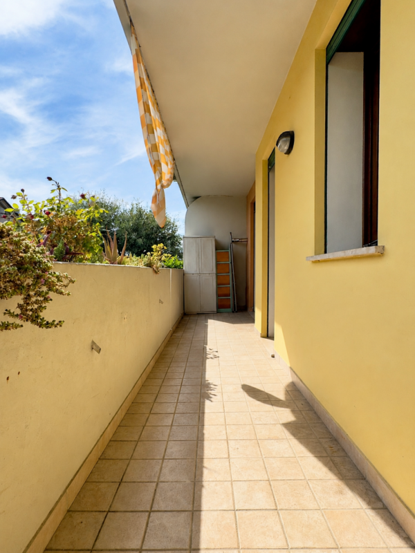 In tranquillo quartiere residenziale di Tencarola, proponiamo appartamento trilocale al piano ria...