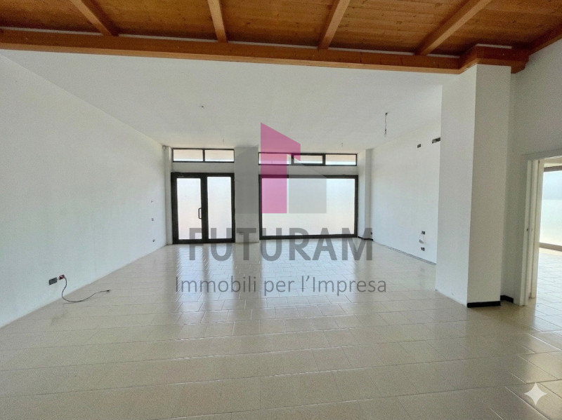 GRUMOLO DELLE ABBADESSE  - 51FIL - PER INFO  0444/310220

Si propone in AFFITTO  un negozio di 13...