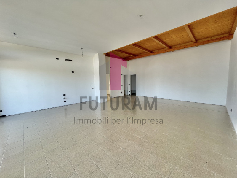 GRUMOLO DELLE ABBADESSE  - 51FIL - PER INFO  0444/310220

Si propone in AFFITTO  un negozio di 13...